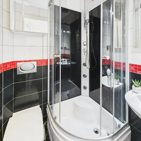 Budget-friendly Located Near Royal Baths Park By Renters