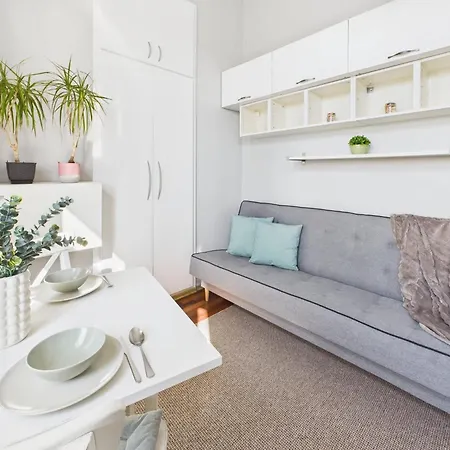 Exceptional Located Near Royal Baths Park By Renters Apartment *